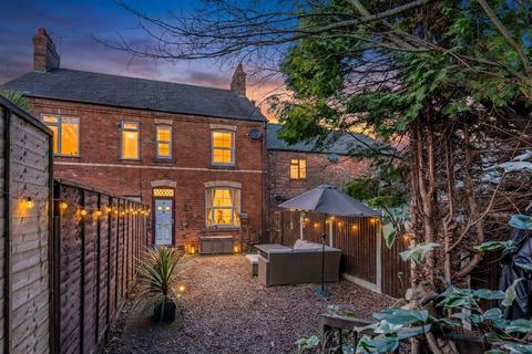 3 bed property, in Aston Hill, £200,000