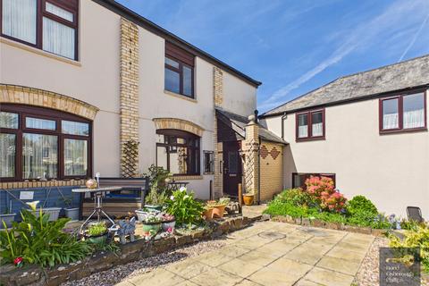 2 bed property, in Glove Court, £250,000