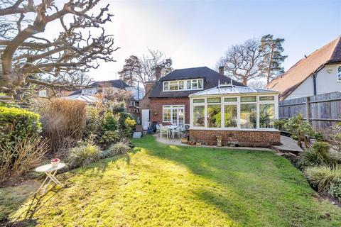 3 bed property, in The Rutts, £975,000