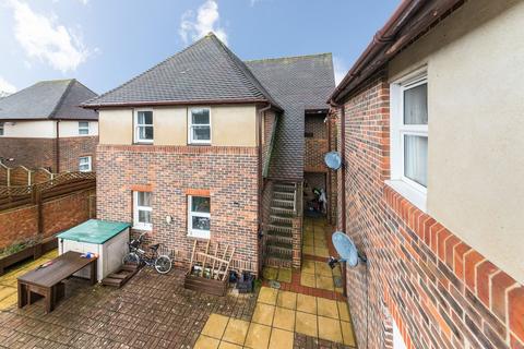 2 bed property, in Meadowside, £130,000