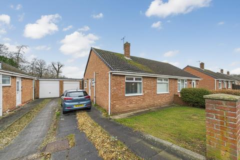 2 bed property, in Esher Avenue, £130,000