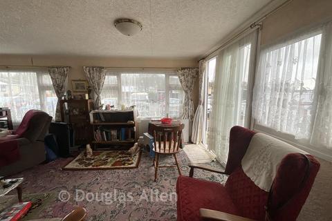 2 bed property, in Lower Dunton Road, £145,000