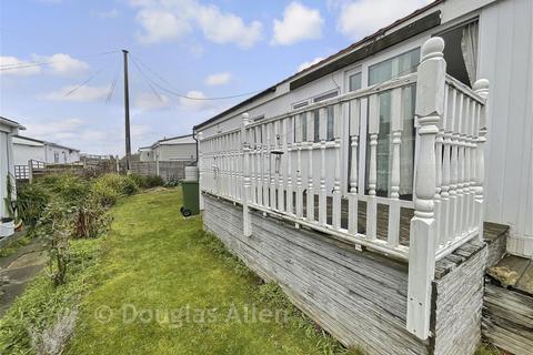 2 bed property, in Lower Dunton Road, £145,000