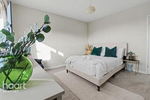 2 bed property, in Crescent Court, £219,000
