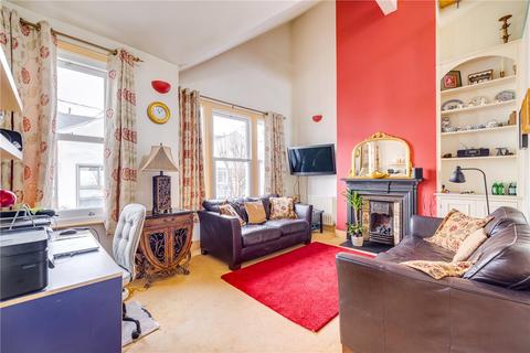 2 bed property, in Elbe Street, £675,000