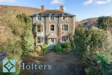 8 bed property, in The Chestnuts, £499,950