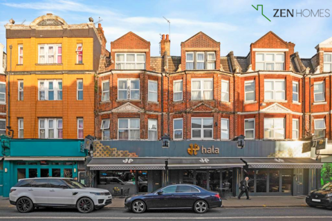 2 bed property, in Grand Parade, £475,000