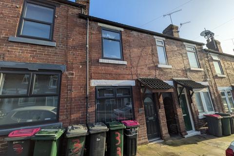 3 bed property, in Dovercourt Road, £70,000