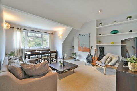 3 bed property, in Chatsworth Road, £550,000