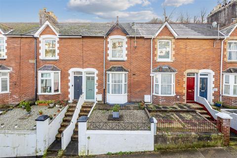 2 bed property, in Victoria Road, £250,000