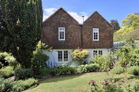 4 bed property, in Lovehurst Lane, £895,000