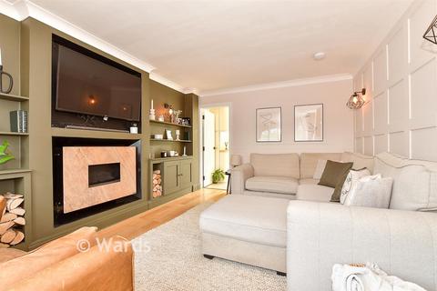 2 bed property, in Burdens, £350,000