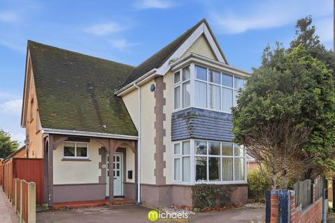 4 bed property, in Frinton Road, £375,000