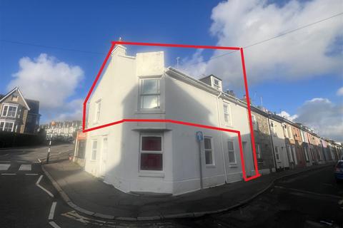 2 bed property, in Daniel Place, £165,000