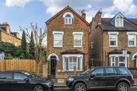 3 bed property, in Balvernie Grove, £585,000