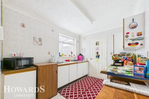 3 bed property, in Broad Road, £165,000