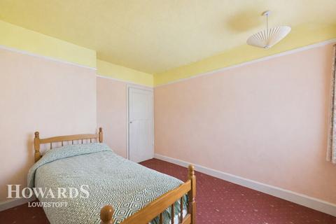 3 bed property, in Broad Road, £140,000