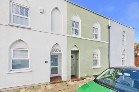 2 bed property, in Queens Retreat, £325,000