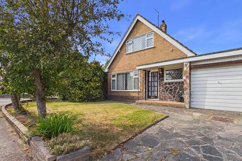 2 bed property, in Parkfield Road, £225,000