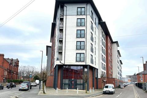 2 bed property, in Manchester Street, £70,000