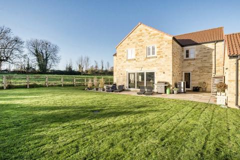 6 bed property, in Lavender Close, £950,000