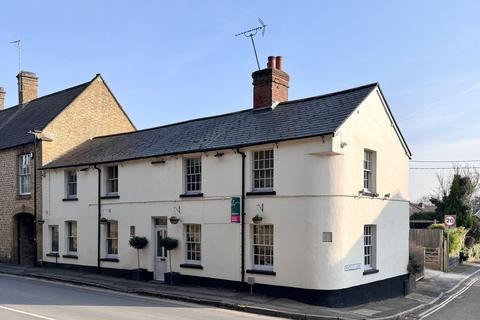 4 bed property, in High Street, £630,000