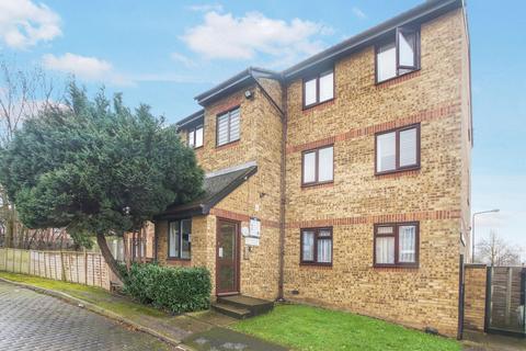 1 bed property, in Stocksfield Road, £235,000