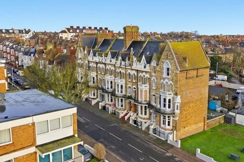 1 bed property, in Albert Road, £160,000