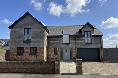4 bed property, in Little Cedar Drive, £400,000