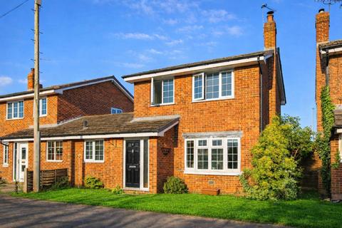 3 bed property, in Manor Close, £265,000