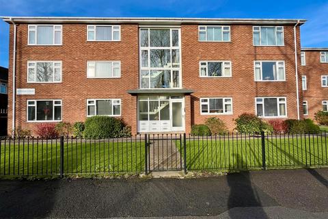 2 bed property, in Holderness Road, £80,000