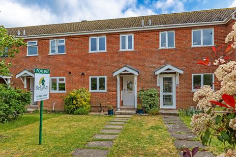 2 bed property, in Pennington Close, £280,000