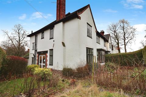 5 bed property, in Etruria Road, £325,000