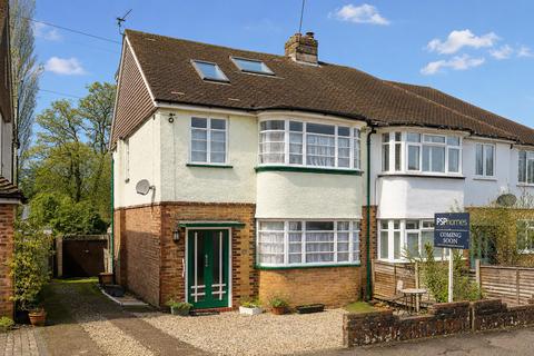 5 bed property, in Kings Drive, £585,000
