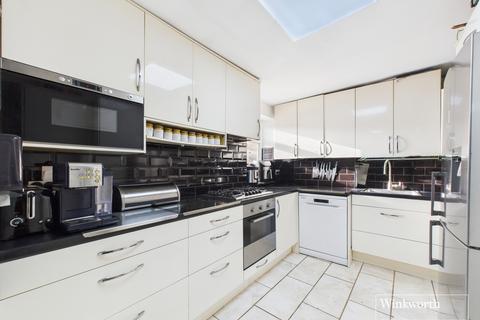 5 bed property, in Brinkburn Gardens, £665,000
