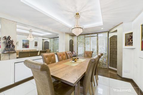 5 bed property, in Brinkburn Gardens, £665,000
