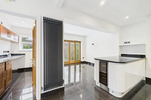 3 bed property, in Stanley Avenue, £335,000