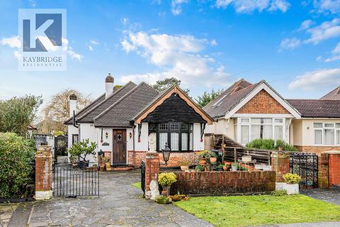 2 bed property, in The Warren, £625,000