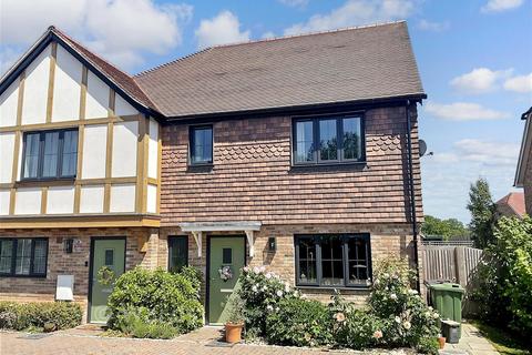 3 bed property, in Sapphire Park, £400,000