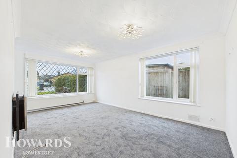 2 bed property, in Breydon Way, £240,000