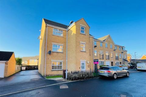 2 bed property, in Alred Court, £90,000