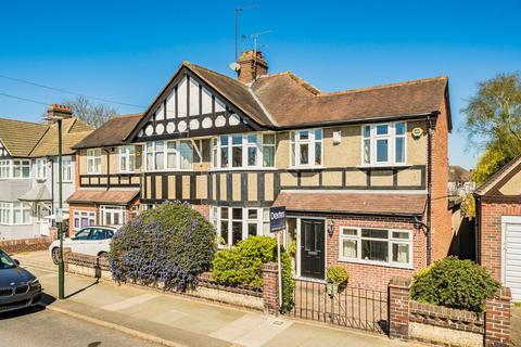4 bed property, in Montrose Avenue, £899,950