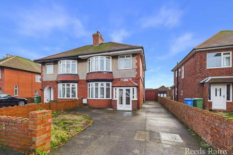 3 bed property, in Cliff Road, £245,000