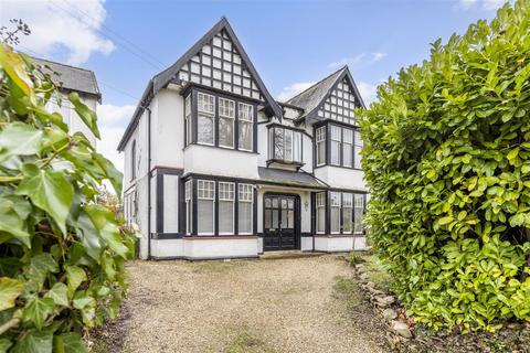 5 bed property, in Battledown Approach, £850,000