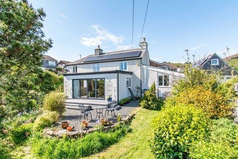 4 bed property, in Higher Road, £450,000