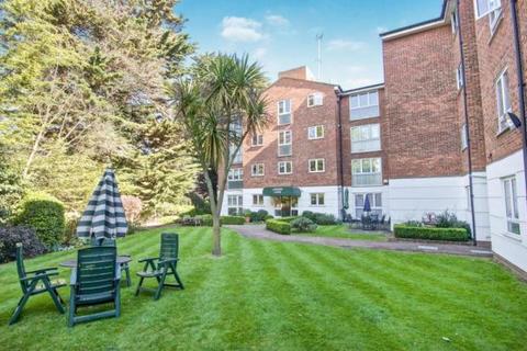 2 bed property, in Lakeside Lodge, £450,000