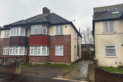 2 bed property, in 100A Munster Avenue, £145,000