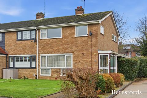 3 bed property, in Tomlyns Close, £450,000