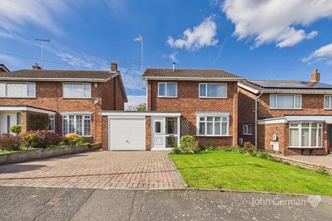 3 bed property, in Hillcrest Avenue, £285,000