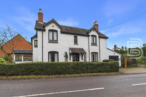 2 bed property, in Main Street, £325,000